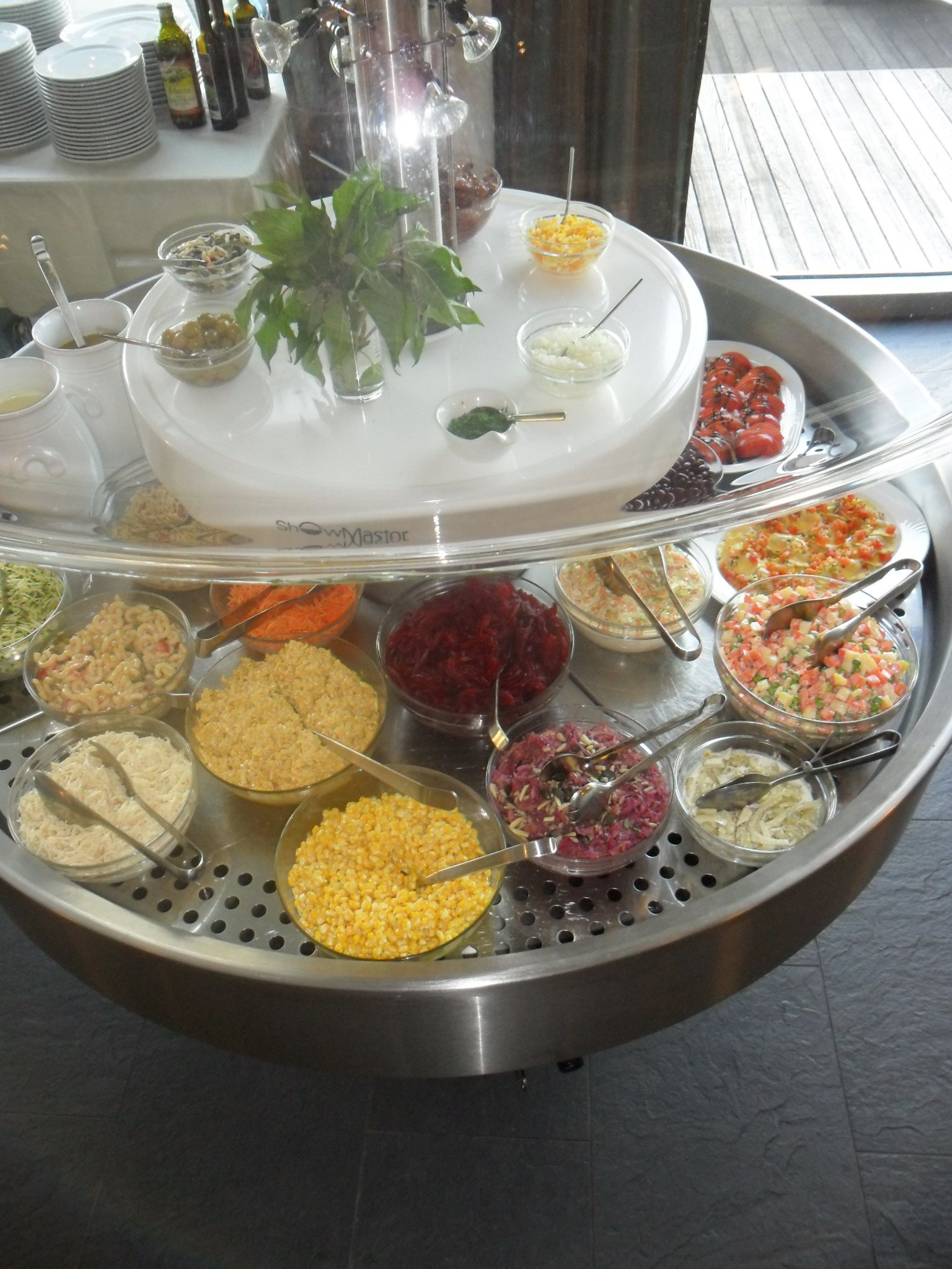 unser großes Salat-Buffet kommt bald